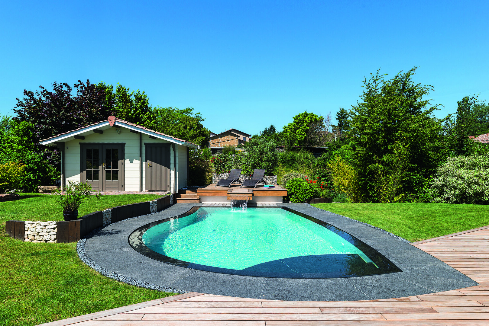Les solutions de sécurité recommandées par les piscinistes : protéger efficacement votre espace aquatique 2 %C2%A9FABIEN%20DELAIRON PISCINE%20WEEK END 1666185176 DEL9524 photo fabien delairon magazine ambiance piscine%204